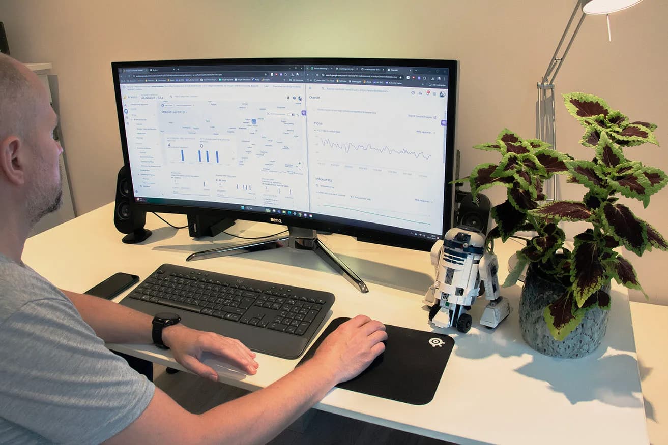 Arbeidsplass med Google Analytics brukt i arbeidet med affiliateprosjekter