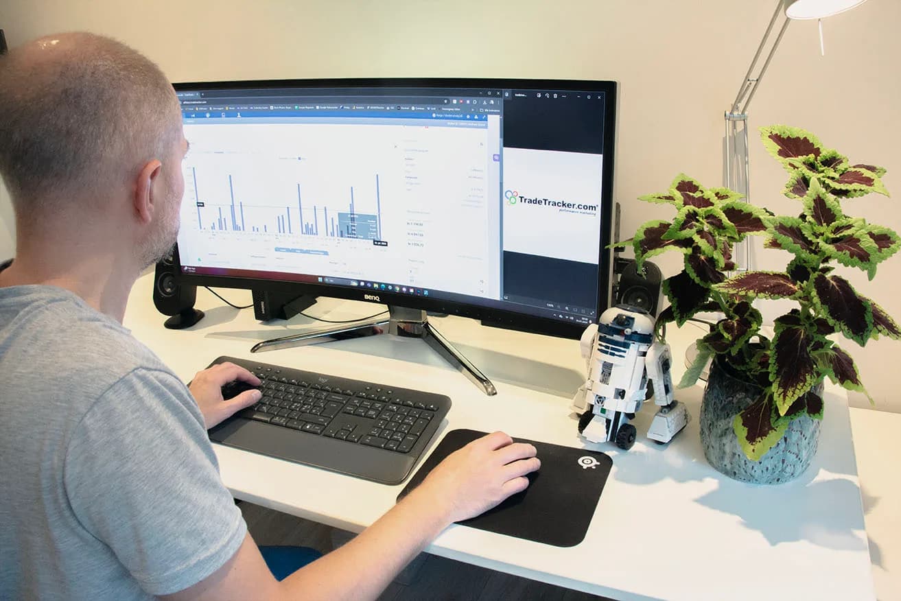 Andreas sjekker statistikken på TradeTracker